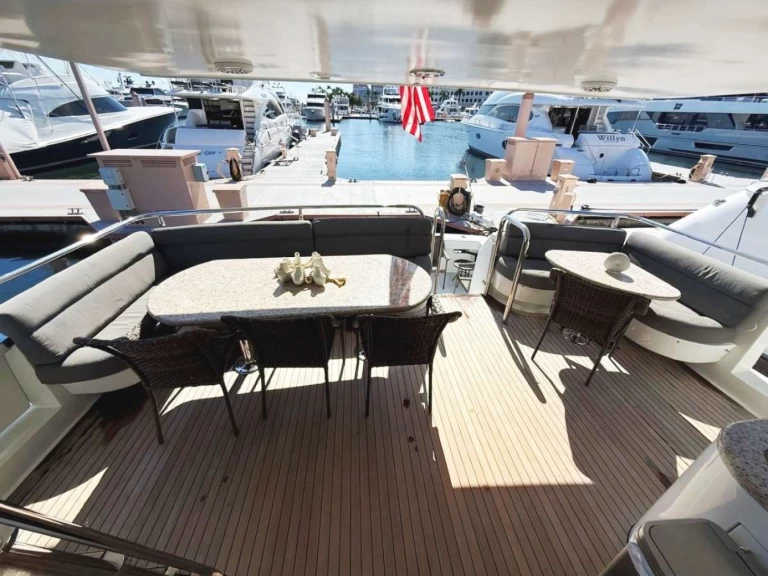 Hire Luxury Yacht Lazzara with a boat licence
