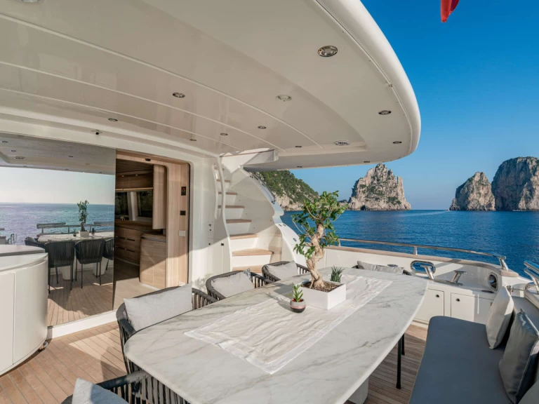 Hire Luxury Yacht Maiora with a boat licence