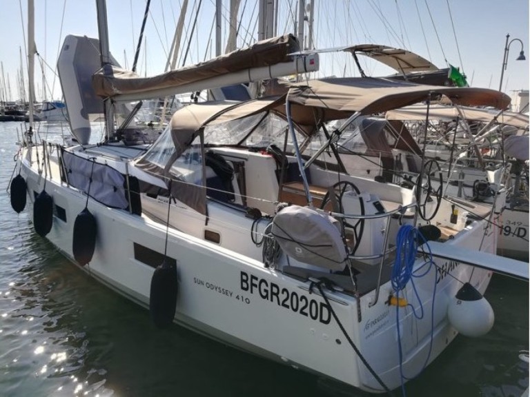 Yacht charter San Vincenzo - Jeanneau Sun Odyssey 410 on SamBoat