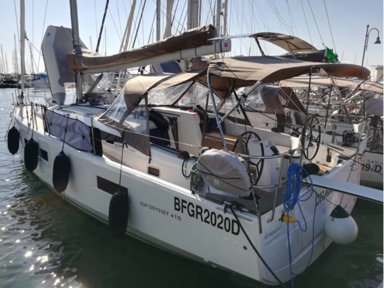 Yacht charter San Vincenzo - Jeanneau Sun Odyssey 410 on SamBoat
