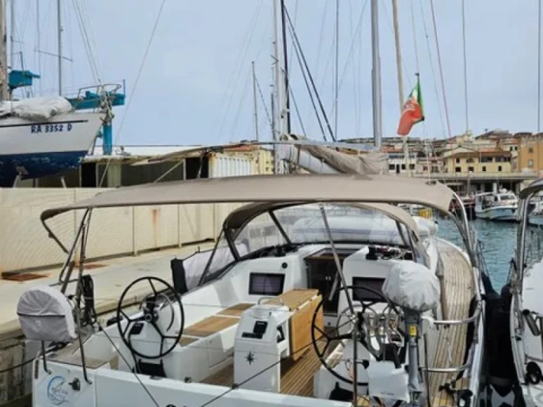 Hire Sailboat Jeanneau with a boat licence