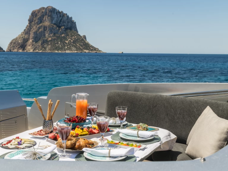 Charter a Pershing Pershing 90 in Ibiza Town on Samboat