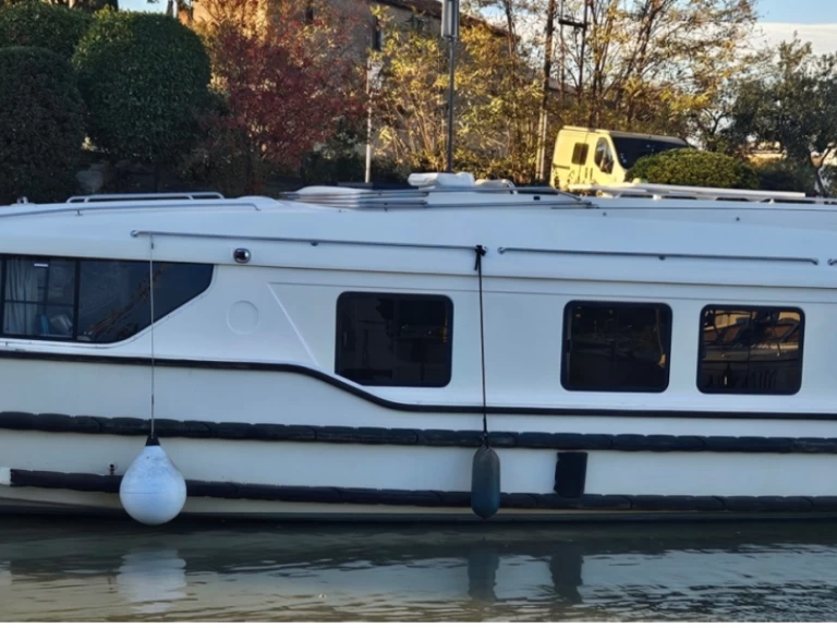 Le Boat Vision 3 charter bareboat or skippered in  Capestang