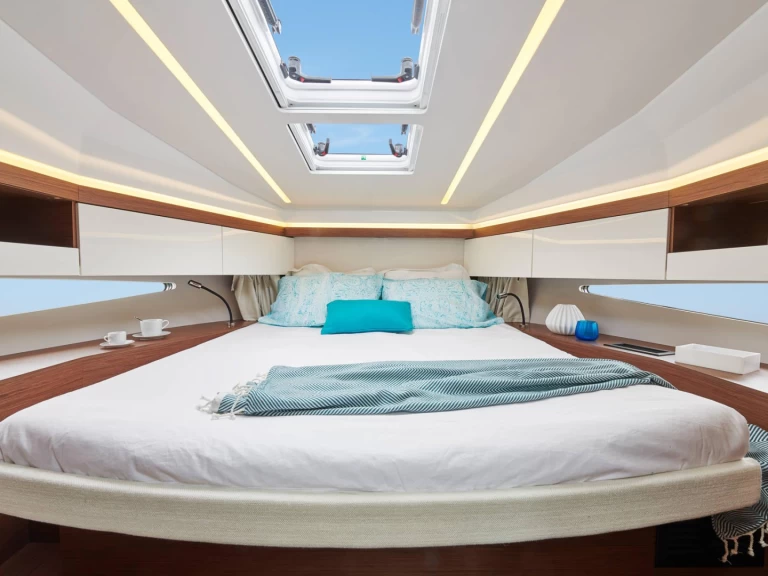 Hire Motorboat Jeanneau with a boat licence