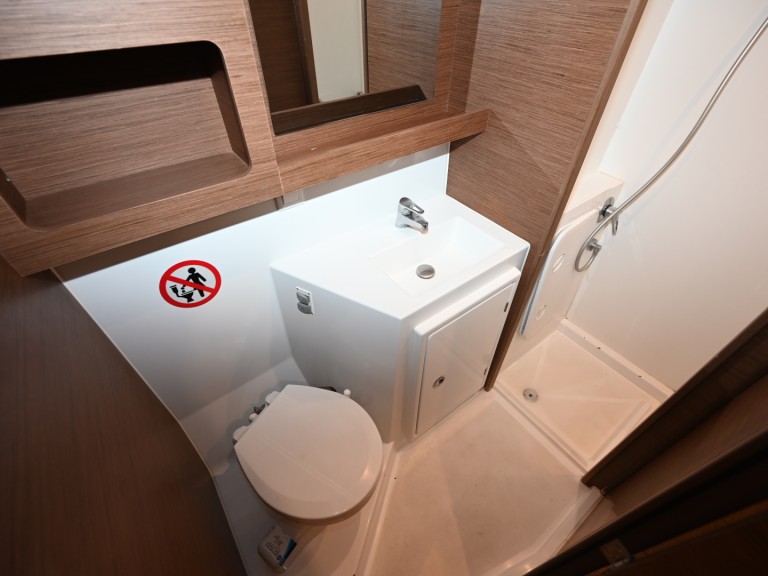 Hire a Lagoon Lagoon 42 Lefkáda