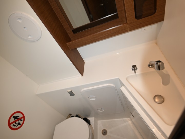 Yacht hire Lefkáda cheap Lagoon 42