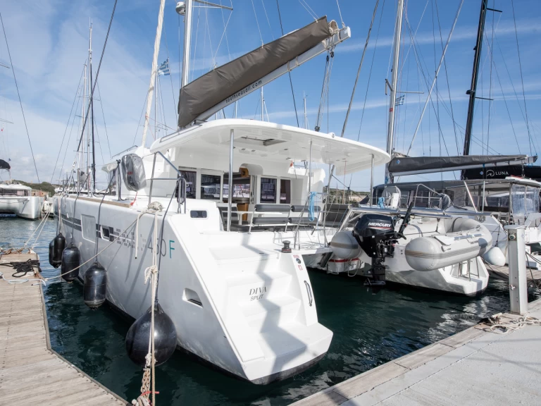 Hire Catamaran Lagoon with a boat licence
