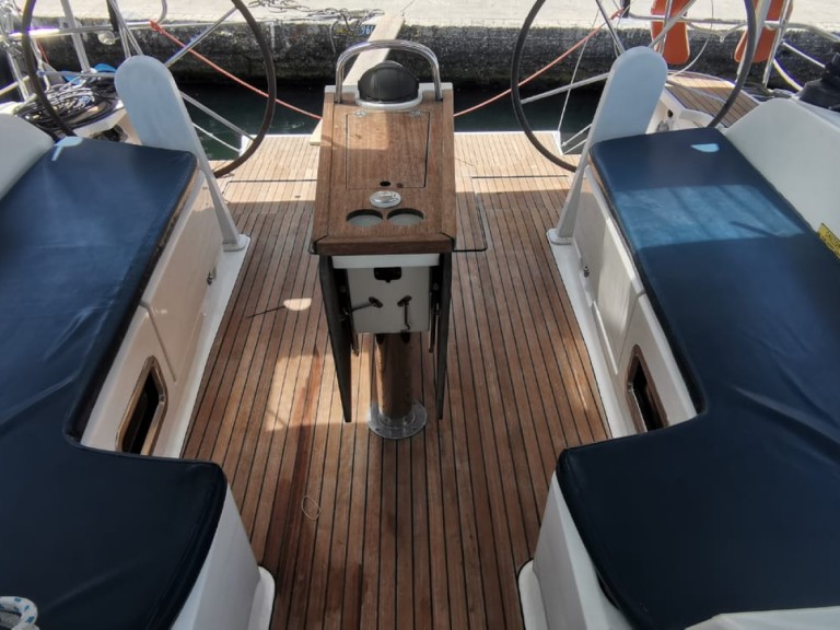 Sailboat to hire Volos at the best price