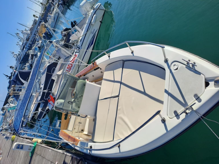 Hire Motorboat Ranieri with a boat licence