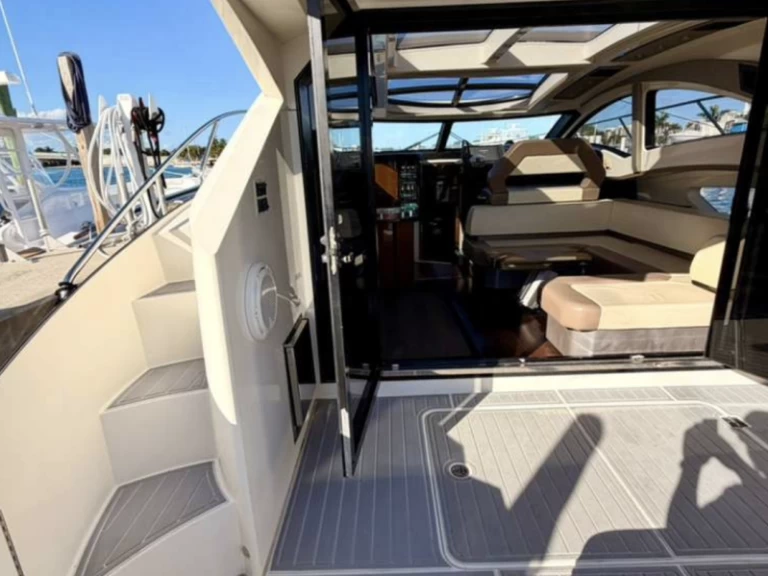 Luxury Yacht to hire West Palm Beach at the best price