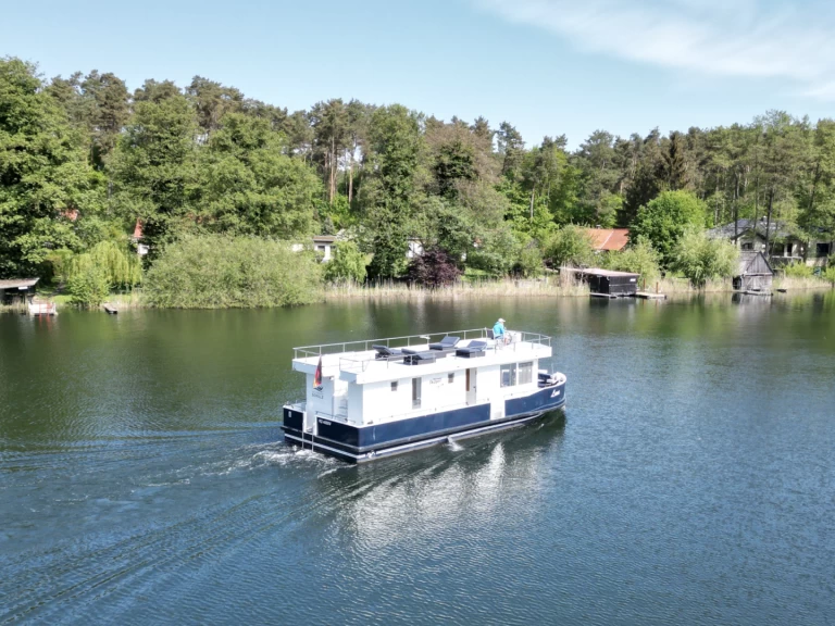 Canal boat hire in Waren (Müritz) - Hausboot Yachtsuite