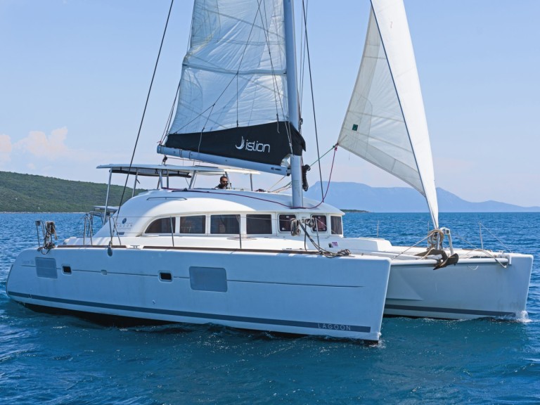Hire Catamaran Lagoon with a boat licence