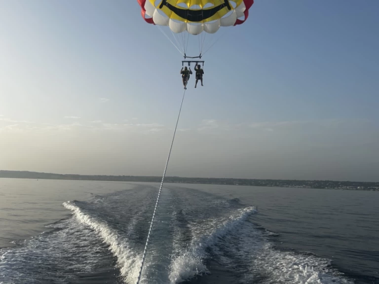 Charter a Mercan Parasailing 28 in Torre Vado on Samboat