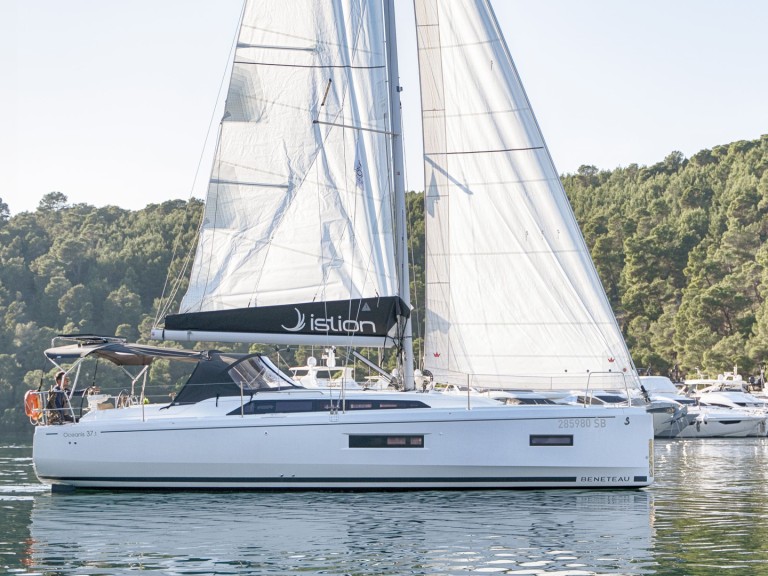 Charter a Bénéteau Oceanis 37.1 in Skradin on Samboat