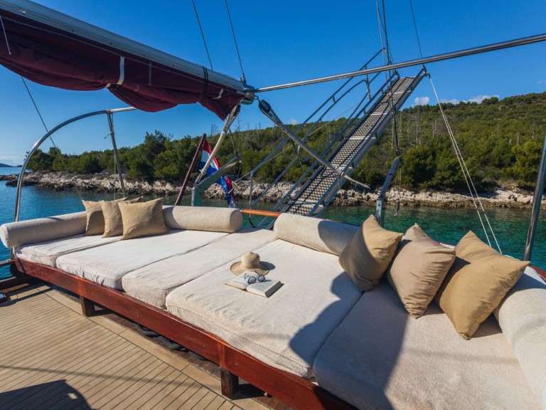 Sailboat to hire Split at the best price