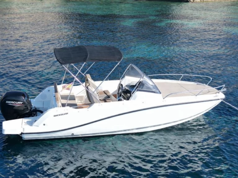 Hire Motorboat Quicksilver with a boat licence