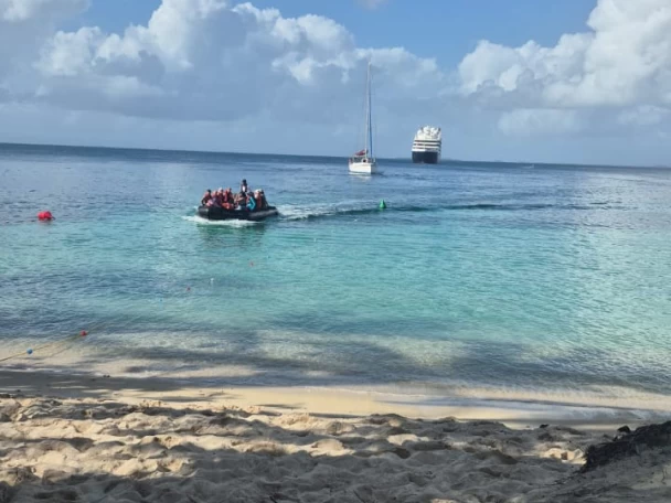 Hire Sailboat Jeanneau with a boat licence