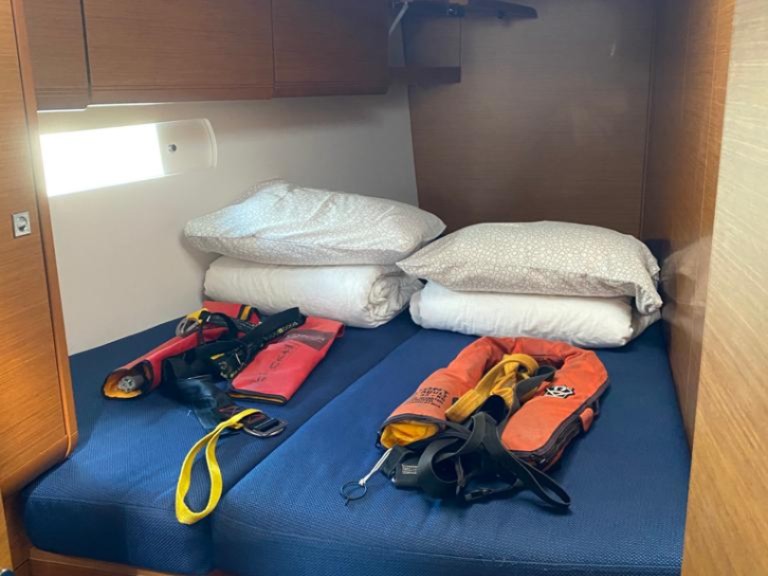 Yacht hire Palma de Mallorca cheap Sun Odyssey 519