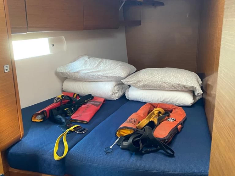 Charter a Jeanneau Sun Odyssey 519 in Palmeira on Samboat