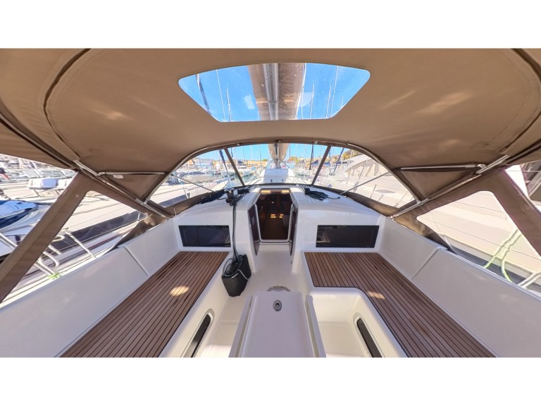 Charter a Jeanneau Sun Odyssey 490 in Santa Cruz de Tenerife on Samboat