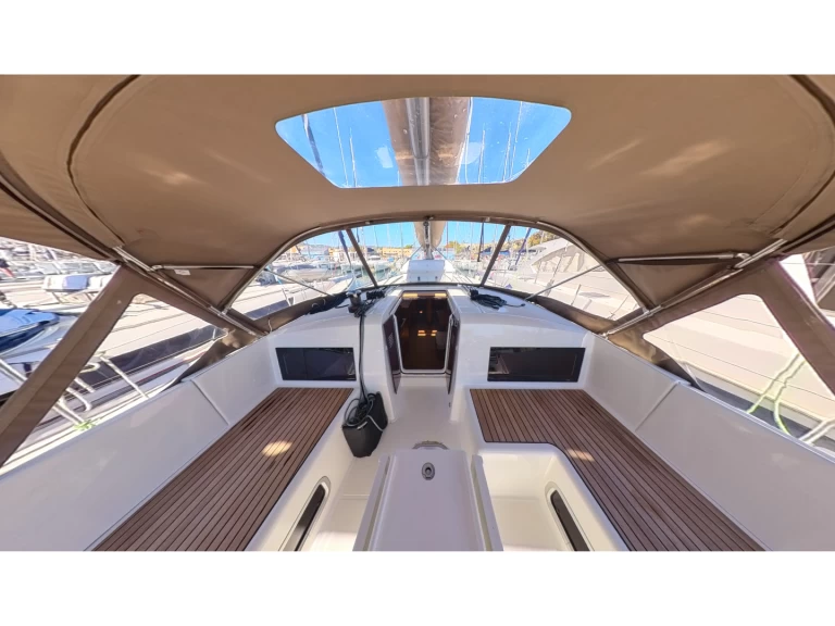 Charter a Jeanneau Sun Odyssey 490 in Santa Cruz de Tenerife on Samboat