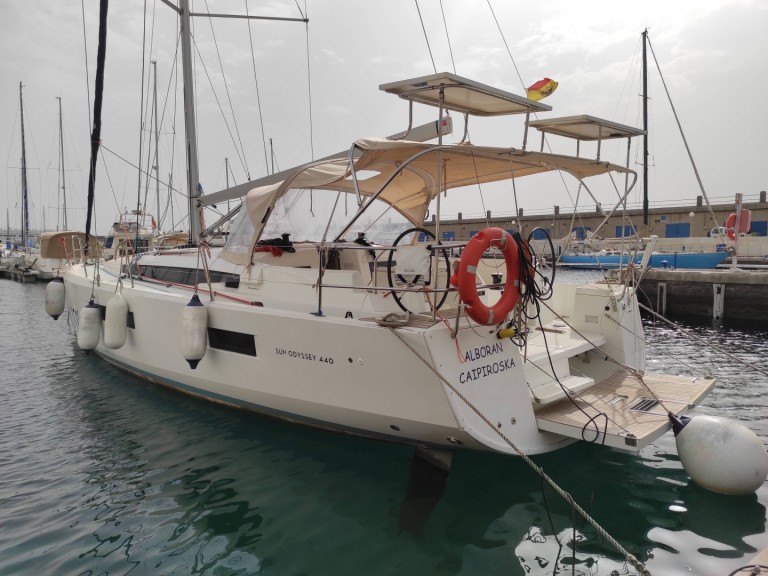 Hire Sailboat Jeanneau with a boat licence