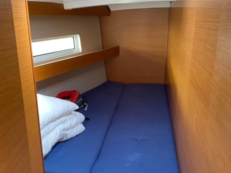 Charter a Jeanneau Sun Odyssey 440 in Palma de Mallorca on Samboat