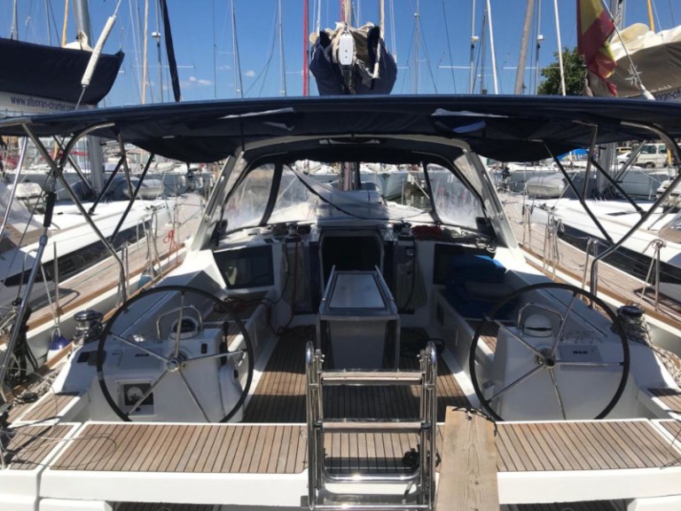 Hire a Bénéteau Oceanis 45 Palma de Mallorca