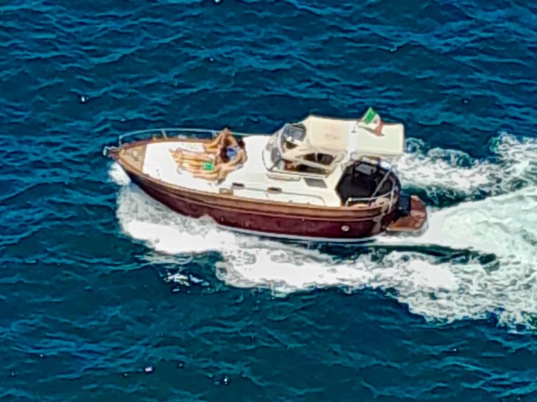 Hire Motorboat Apreamare with a boat licence