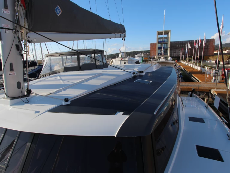 Yacht hire Olbia cheap Tanna 47