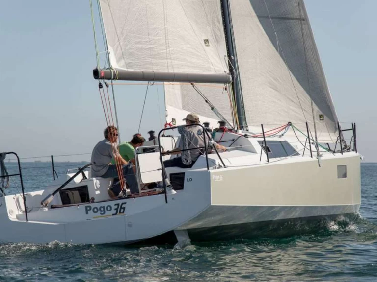 Sailboat to hire Larmor-Plage at the best price