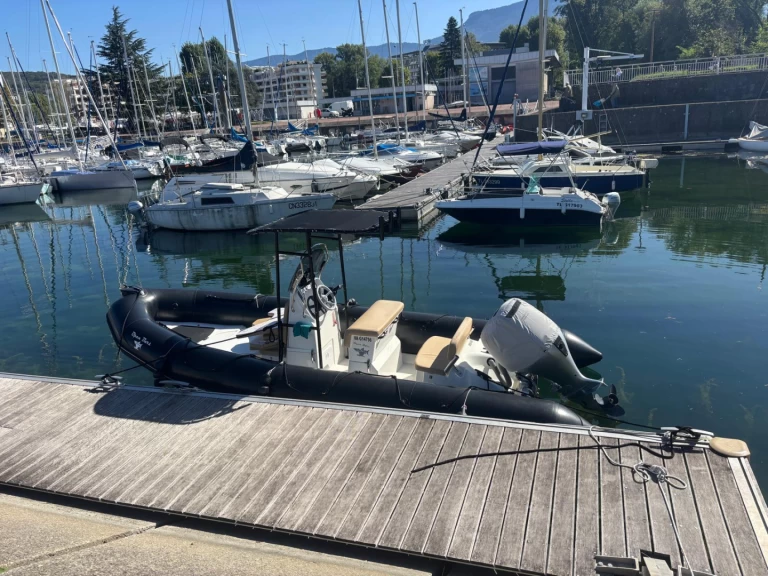 Hire Motorboat Bombard with a boat licence