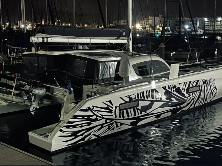 Catamaran to hire Arrecife at the best price