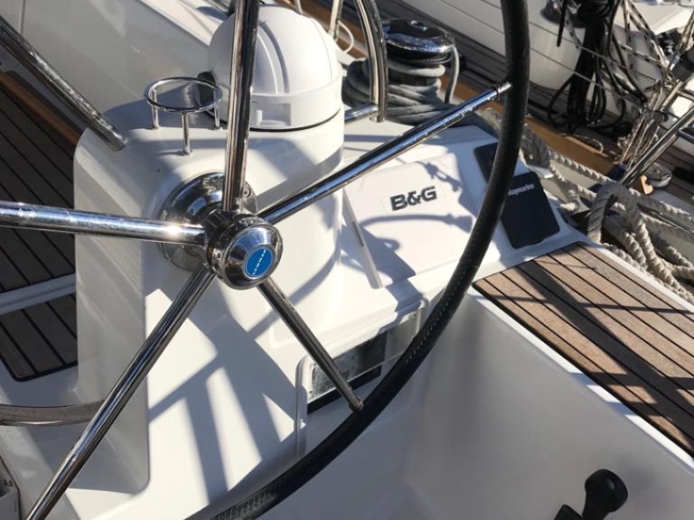 Hire Sailboat Jeanneau with a boat licence