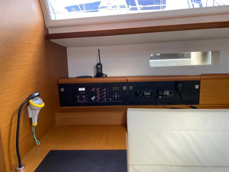 Charter a Jeanneau Sun Odyssey 519 in Palma de Mallorca on Samboat