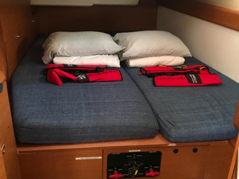 Hire Sailboat Jeanneau with a boat licence