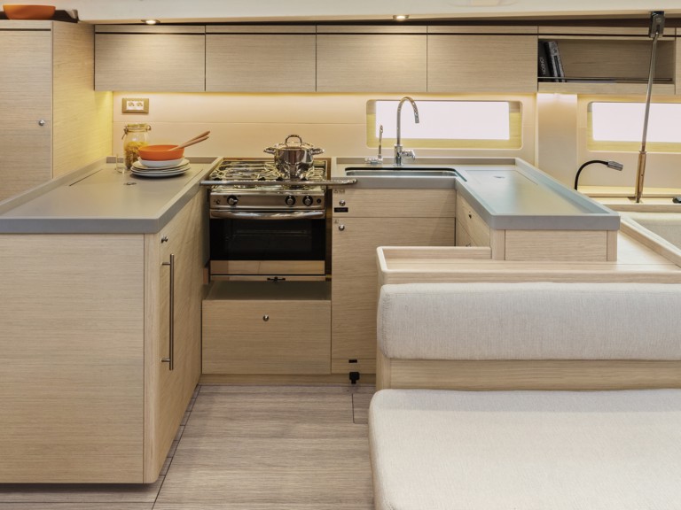 Charter a Bénéteau Oceanis 51.1 in Palma de Mallorca on Samboat