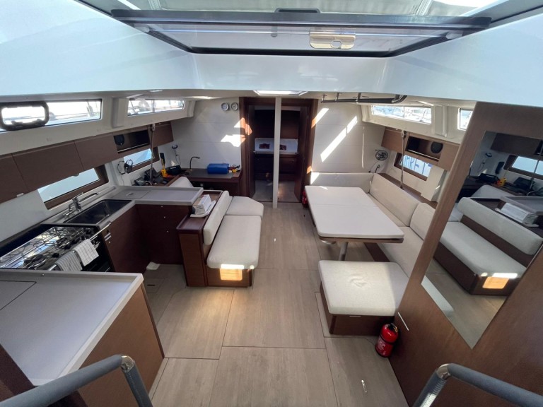 Charter a Bénéteau Oceanis 51.1 in Horta on Samboat