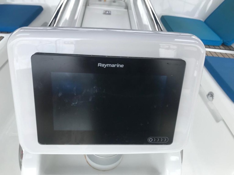 Hire Sailboat Jeanneau with a boat licence