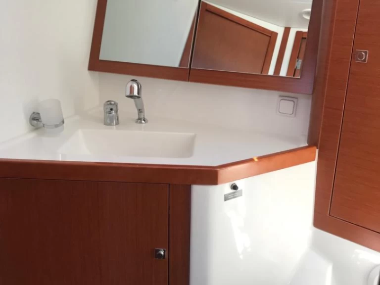 Hire a Bénéteau Oceanis 45 Palma de Mallorca