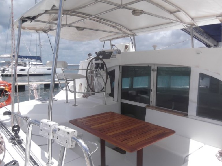 Hire Catamaran Lagoon with a boat licence