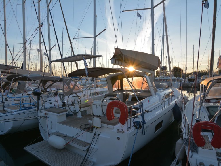 Sailboat to hire Nikiána at the best price