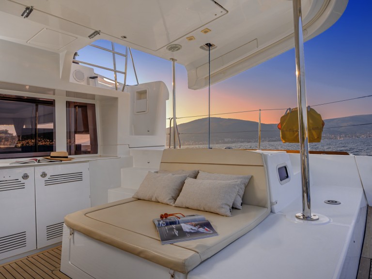 Hire Catamaran Lagoon with a boat licence