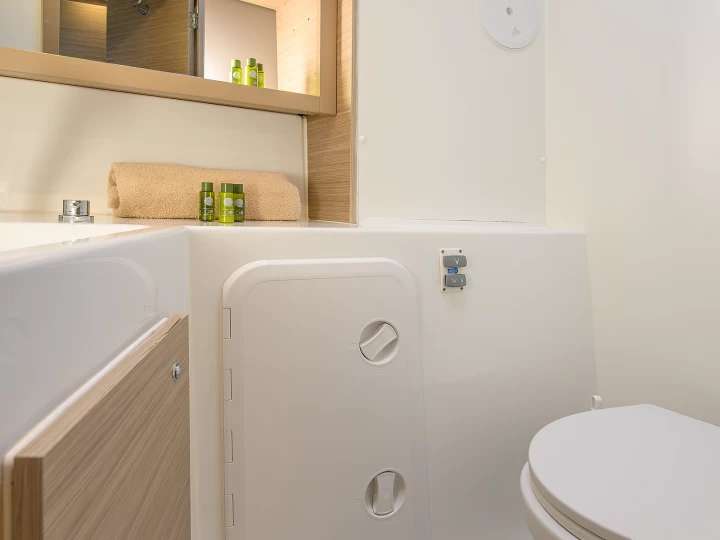 Hire Catamaran Lagoon with a boat licence