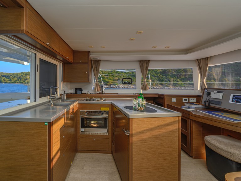 Catamaran hire in Trogir - Lagoon Lagoon 450 F