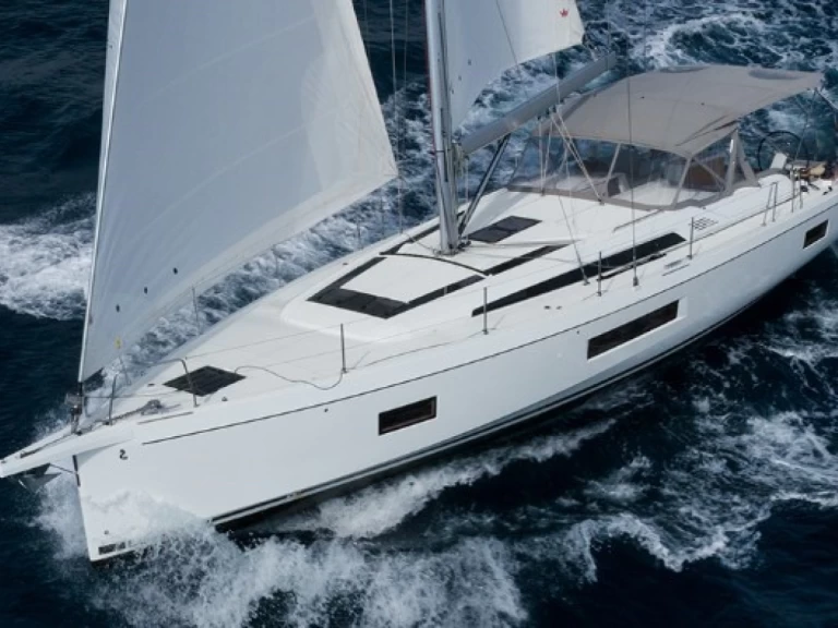 Hire Sailboat with or without skipper Bénéteau Lefkáda