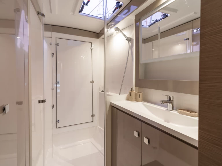 Hire a Fountaine Pajot Isla 40 Lávrio