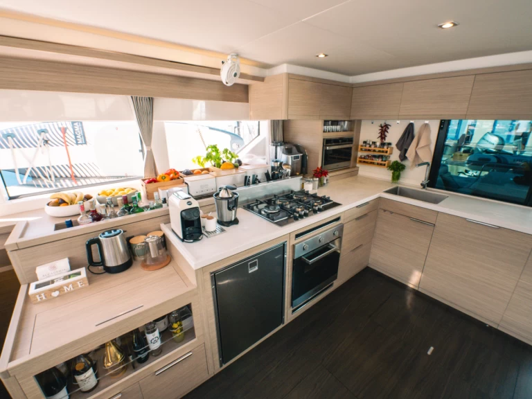 Hire Catamaran Lagoon with a boat licence