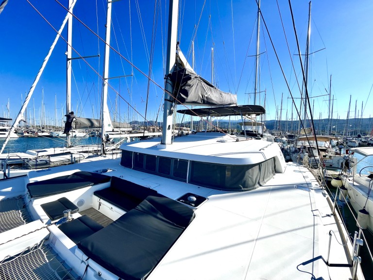 Hire Catamaran Lagoon with a boat licence