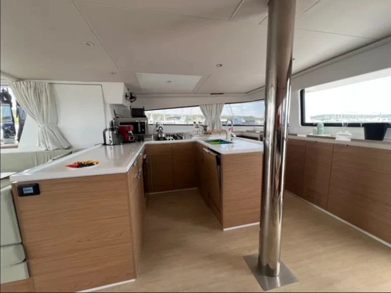 Charter a Bali Bali 5.4 in Eden Island on Samboat